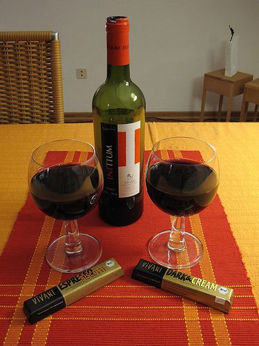Bio-Rotwein (Quaderna Via 'Initium' Navarra DO: Temperanillo & Merlot) und Vivani-Schokolade bei einer Freundin
