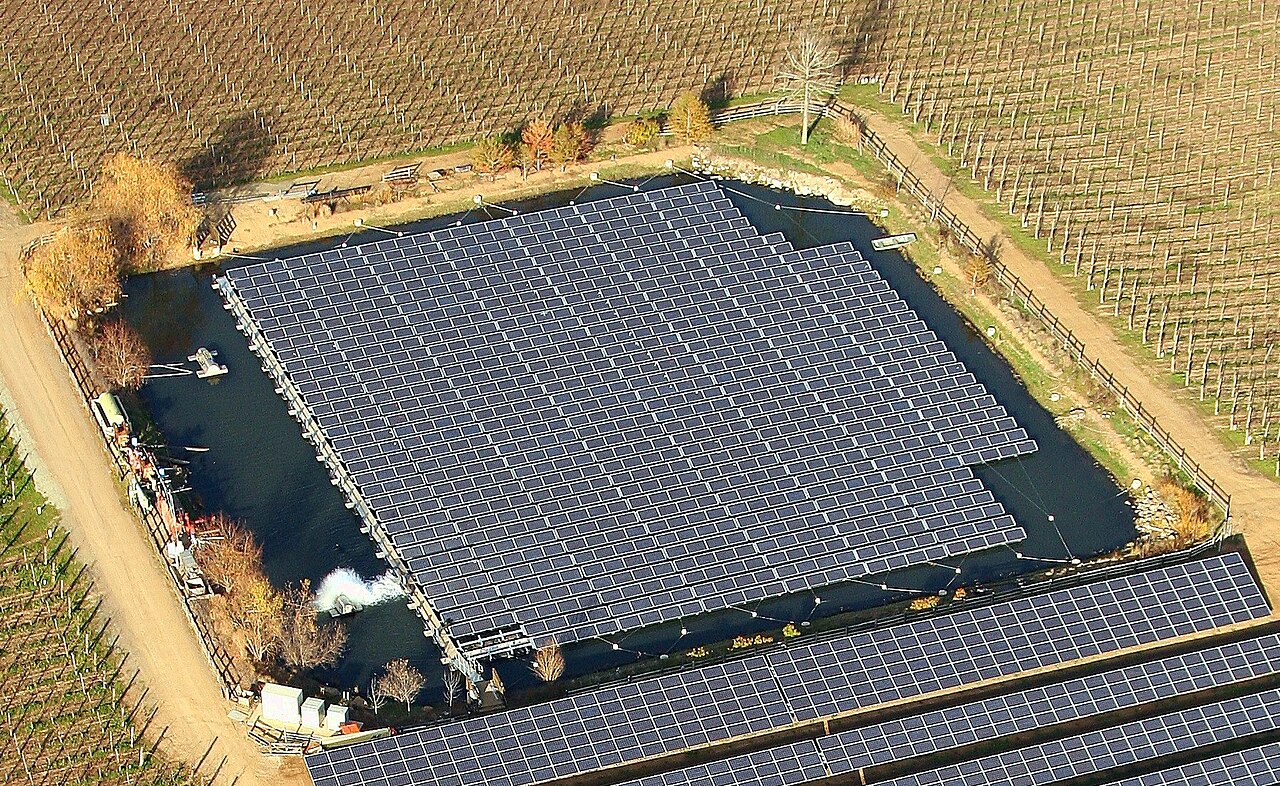 ファー・ニエンテの灌漑池と浮体式太陽光発電設備