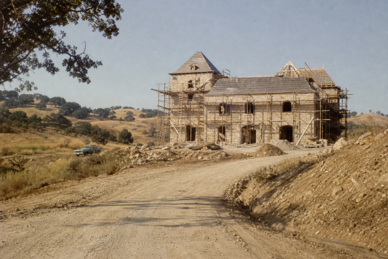 1970年代のフィルム写真を思わせる建設途中のフランス風ワイナリー・シャトー