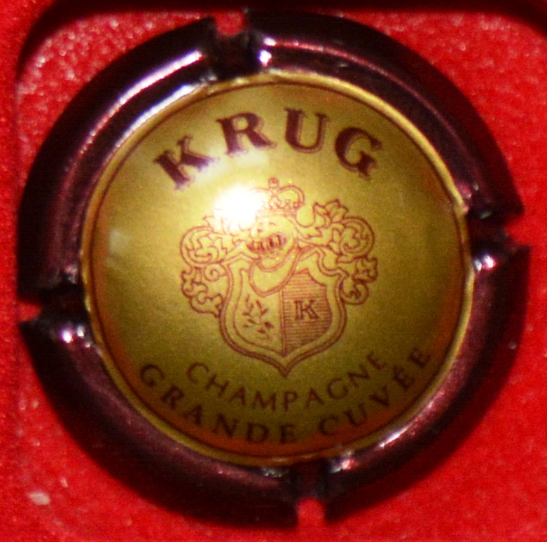 Krug Grande Cuvéeの文字と紋章をあしらったシャンパーニュのカプセル