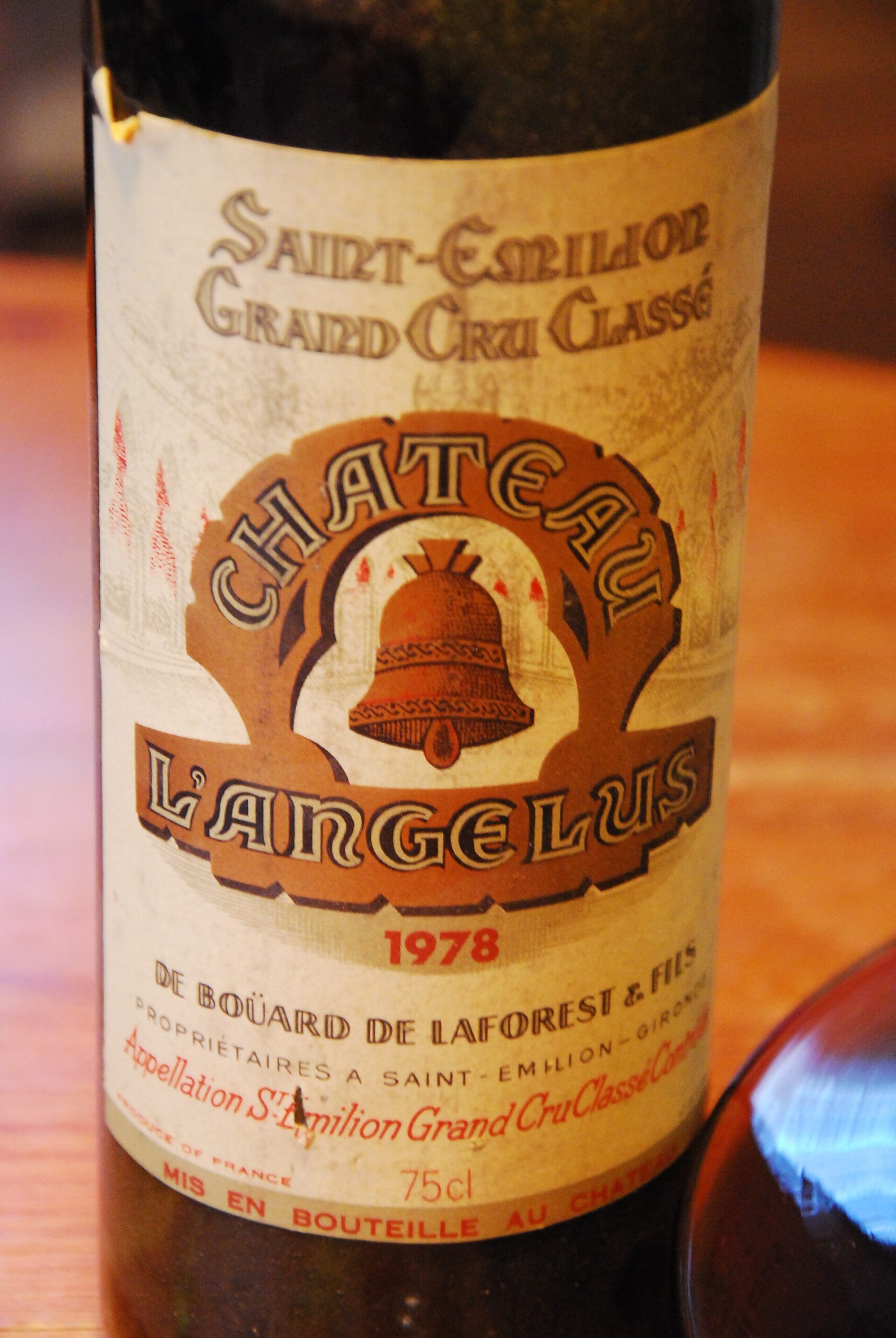 L'Angélus、1978年、鐘の意匠が見える熟成ボトルのラベル