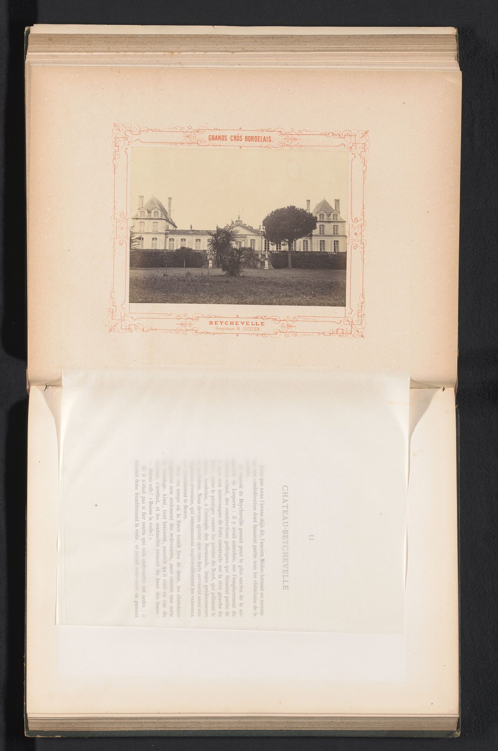 装飾枠の中に1860年代のシャトー・ベイシュヴェル正面写真を収めた古いアルバムページ
