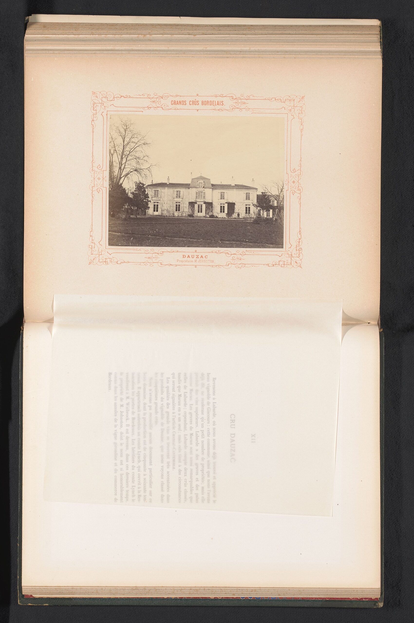 装飾枠の中に1860年代のシャトー・ドーザック正面写真を収めた歴史アルバムのページ