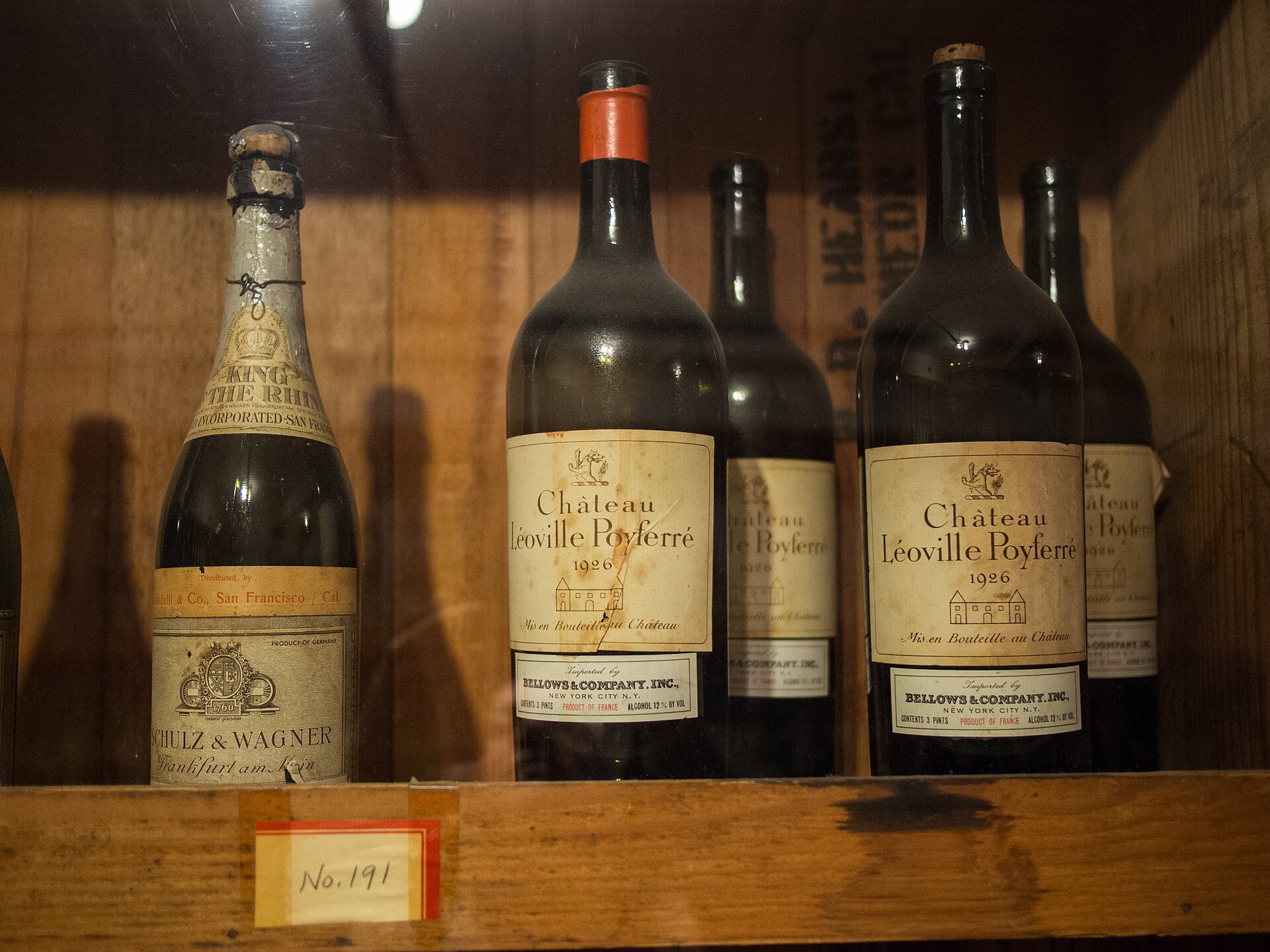 木のテーブル上に立つシャトー・レオヴィル・ポワフェレ1926年の古いボトル