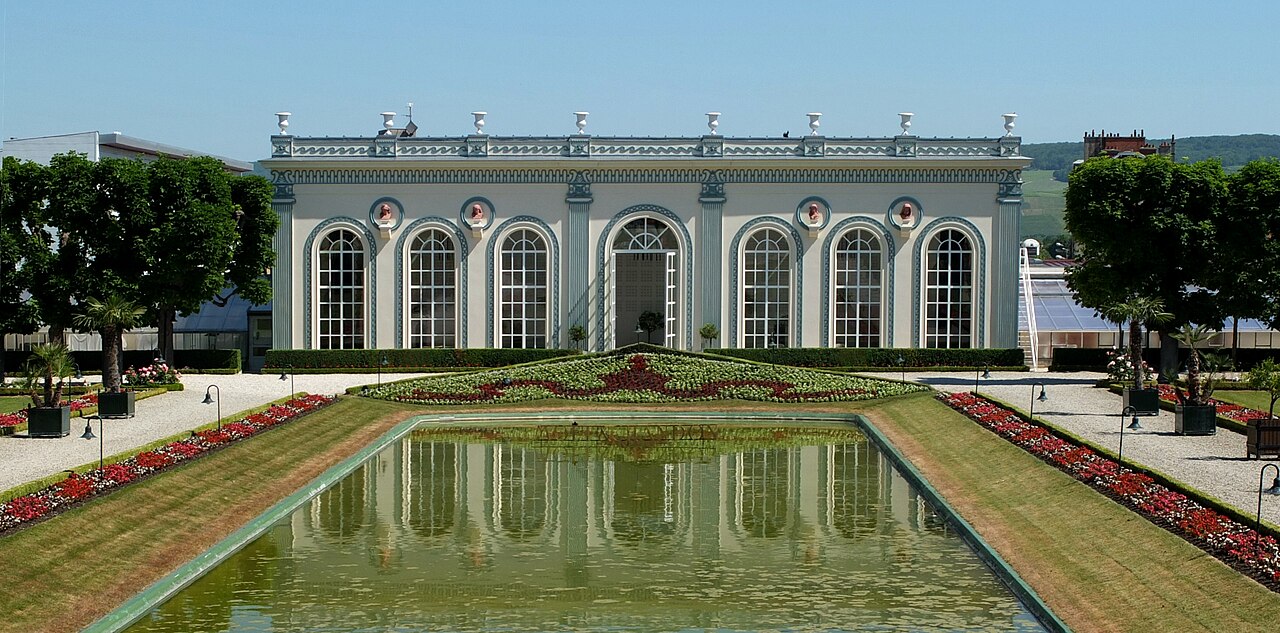 エペルネにあるモエ・エ・シャンドンの白いオランジュリーと整えられた庭園
