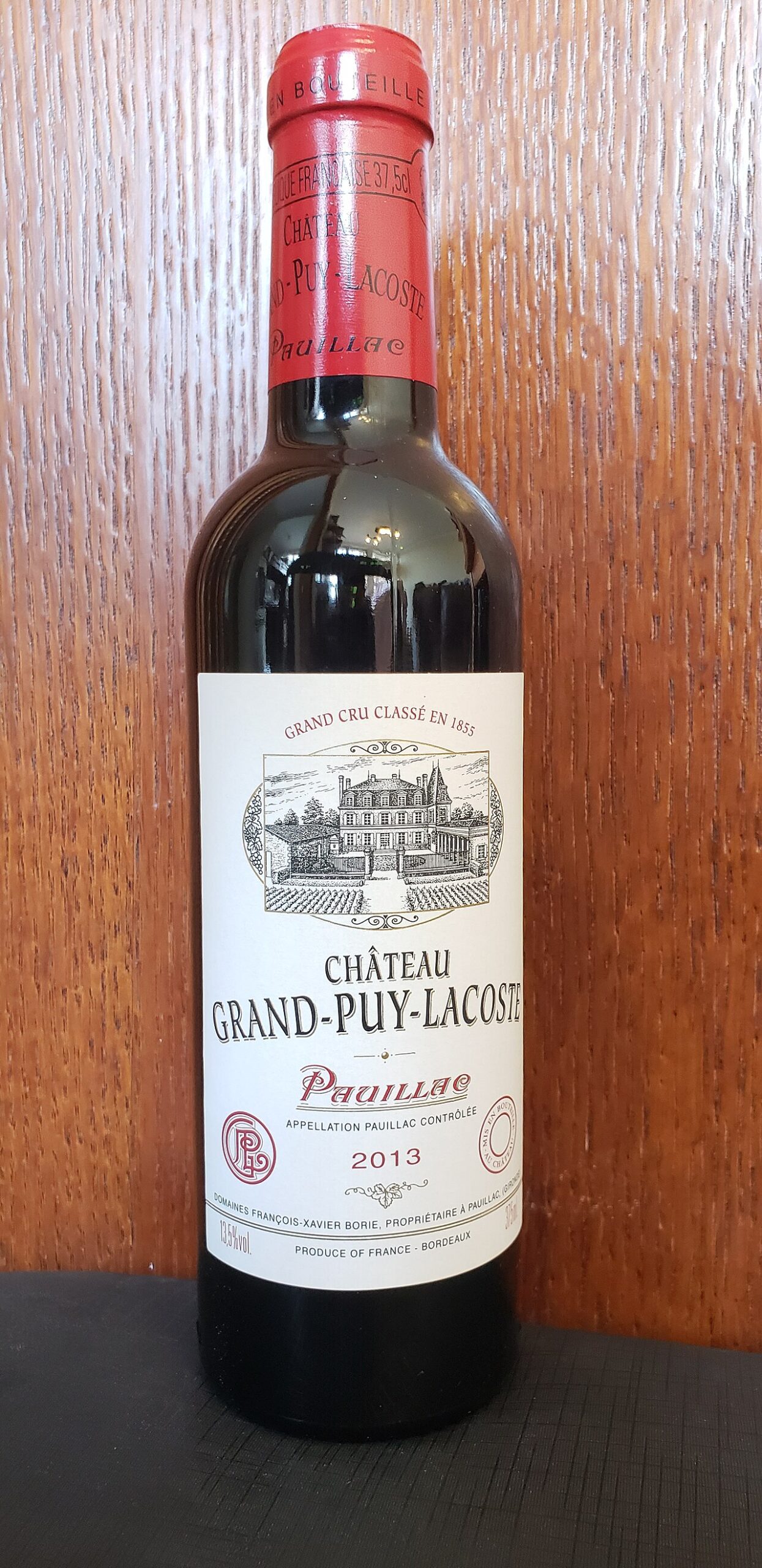 館の図案とPAUILLAC、2013の文字が見える375mlボトル