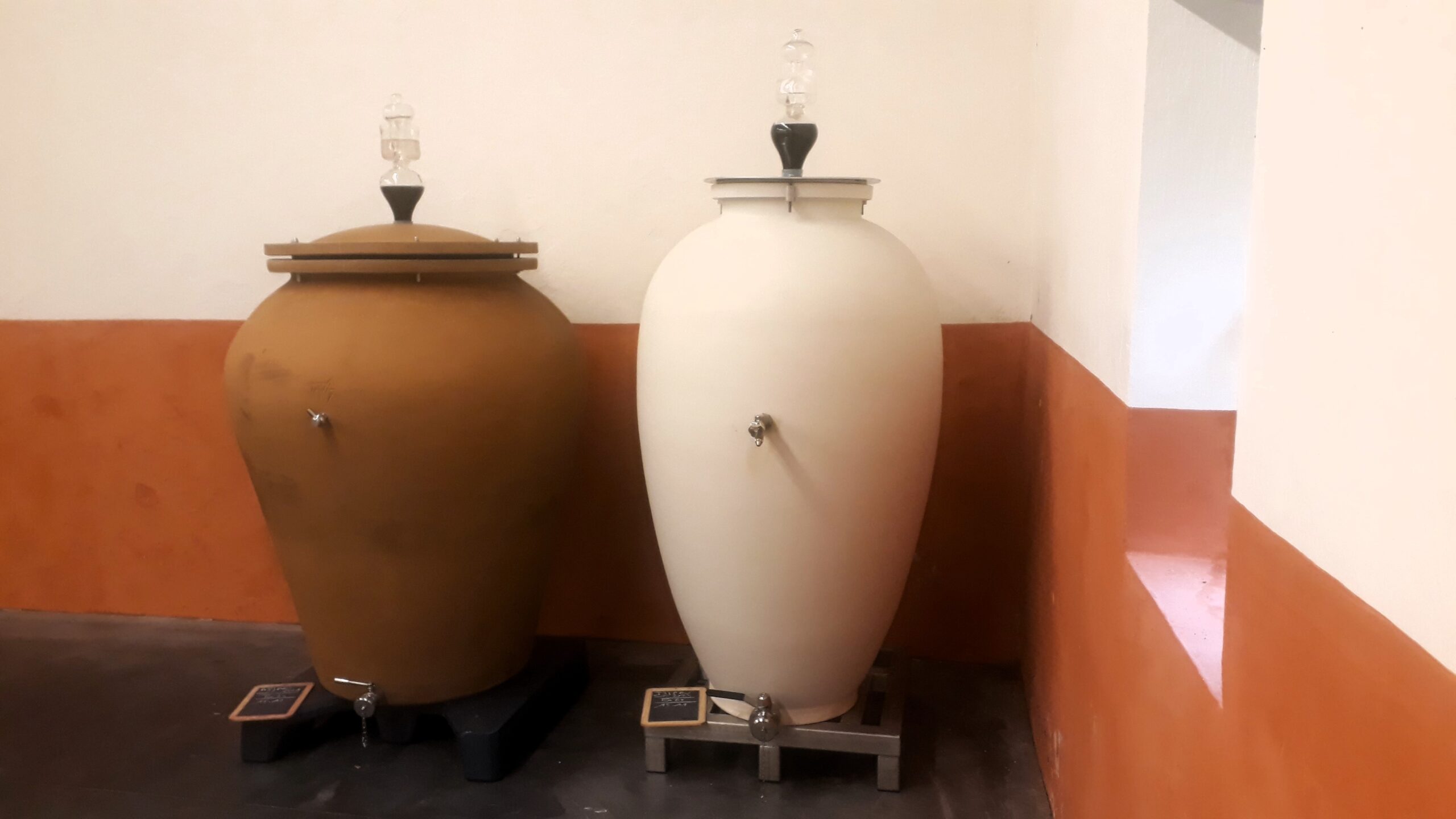 茶色の甕と白い磁器製の甕