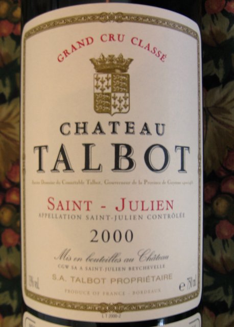 シャトー・タルボの紋章とSAINT-JULIEN、2000の文字が見えるラベル