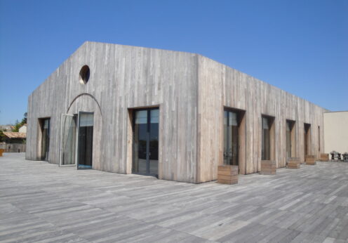 木張りの建物とテラスを写した2012年の写真