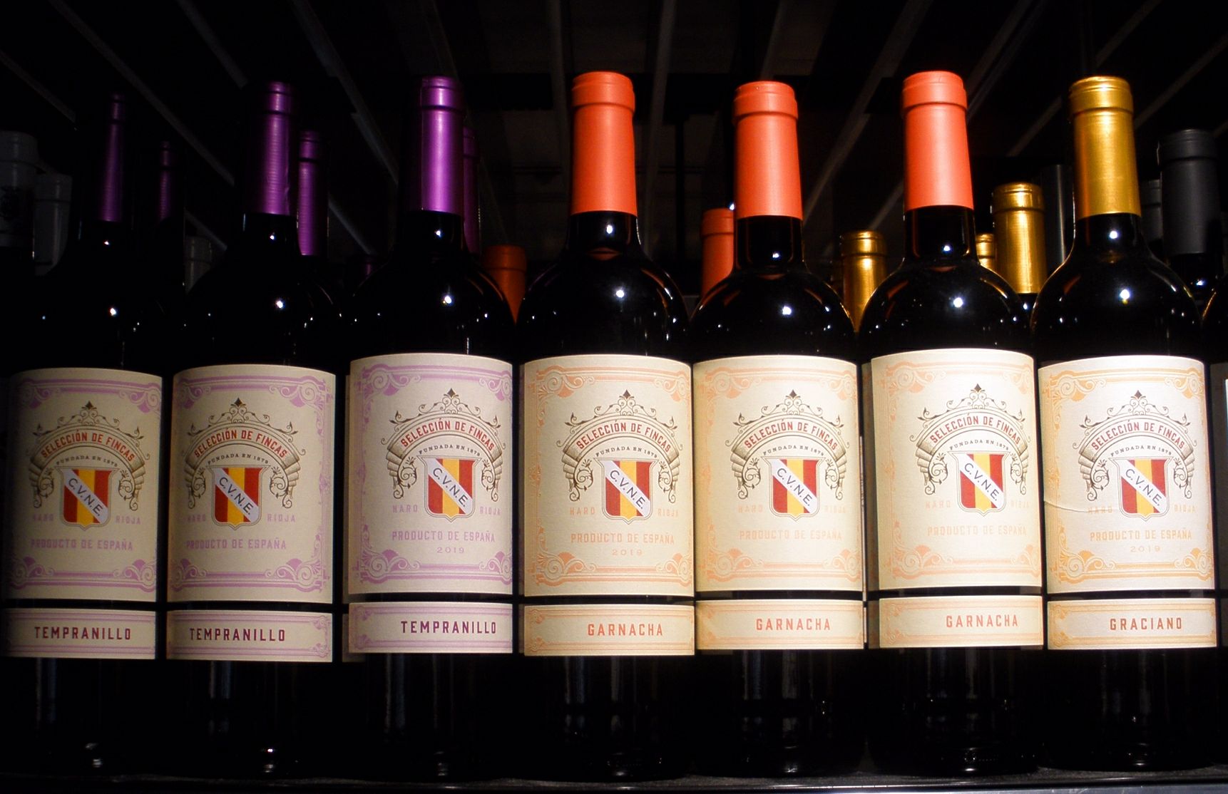 CVNEの紋章とTEMPRANILLO、GARNACHA、GRACIANOの文字が見える店頭のボトル