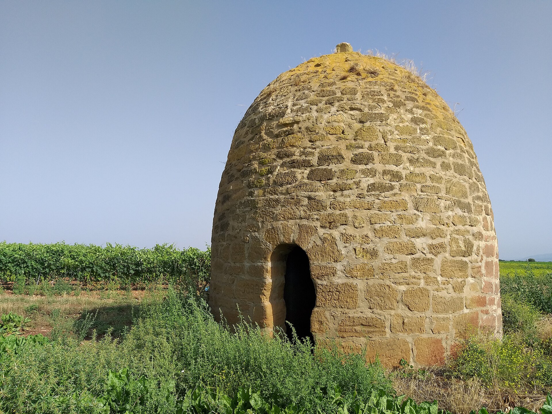 ロデスノのブドウ畑に立つ石積みの農作業用の小屋