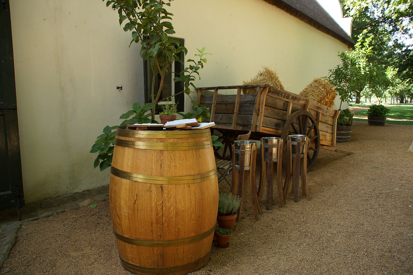 樽を使った屋外のカウンター
