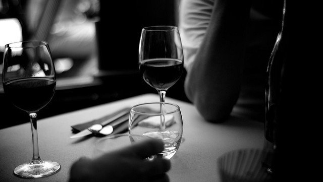 ワイン通たちに挑戦状!?　英ワイン専門店が“暗闇試飲会”を開催