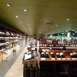 お店でワインを選ぶ時、何を参考にする？　「店員のアドバイスを聞きたい方だ」52.4％　～女性の7割が気に入ったワインをリピ買い～
