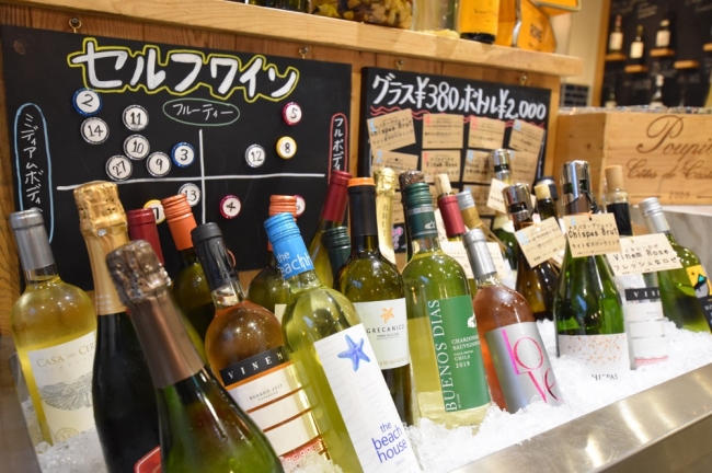 “選べる楽しさ”――六本木「#uniSeafood」で、セルフスタイルのワインサービス開始