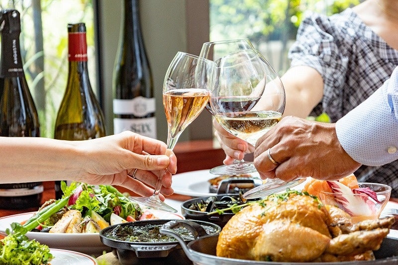 北参道のビストロ「LE BISTRO」にて夏限定ワインフリーフローを8月31日まで期間限定でスタート。泡・ロゼ泡・白・ロゼ・...